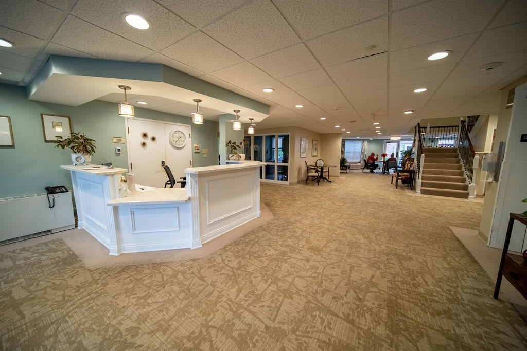 Welcoming lobby and reception area at Independence Court of Monroeville